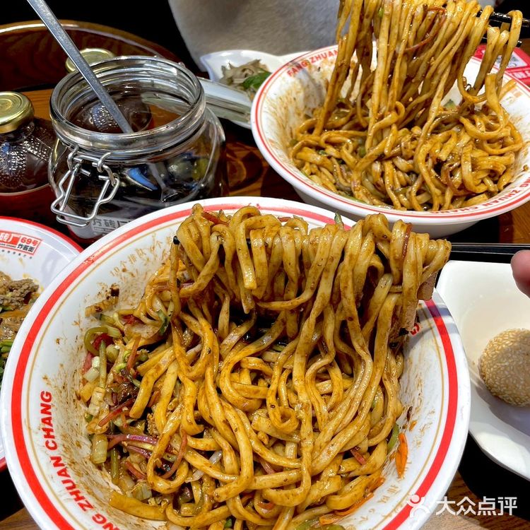 想吃正宗的老北京炸酱面来吃方砖厂就对啦