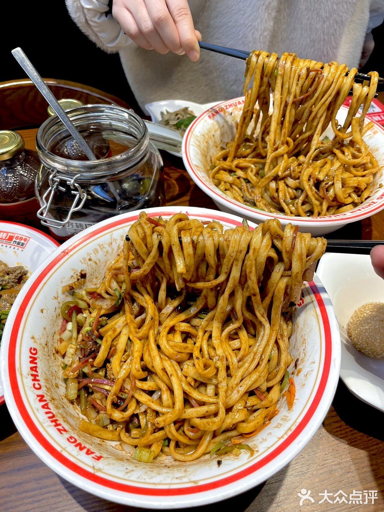 想吃正宗的老北京炸酱面来吃方砖厂就对啦