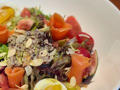 三文鱼无花果藜麦沙拉-MONICH牛排融合餐厅(和义大道购物中心店)