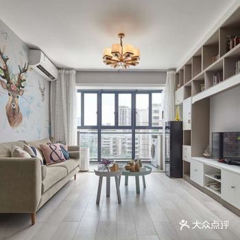 吧台餐椅选用了亮眼的柠檬黄，色彩的跳跃点缀