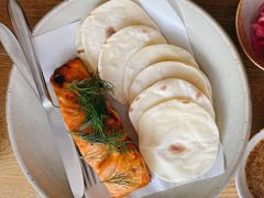 烟熏三文鱼配烤饺子皮和芥末籽酱-BOR Eatery(安福路店)