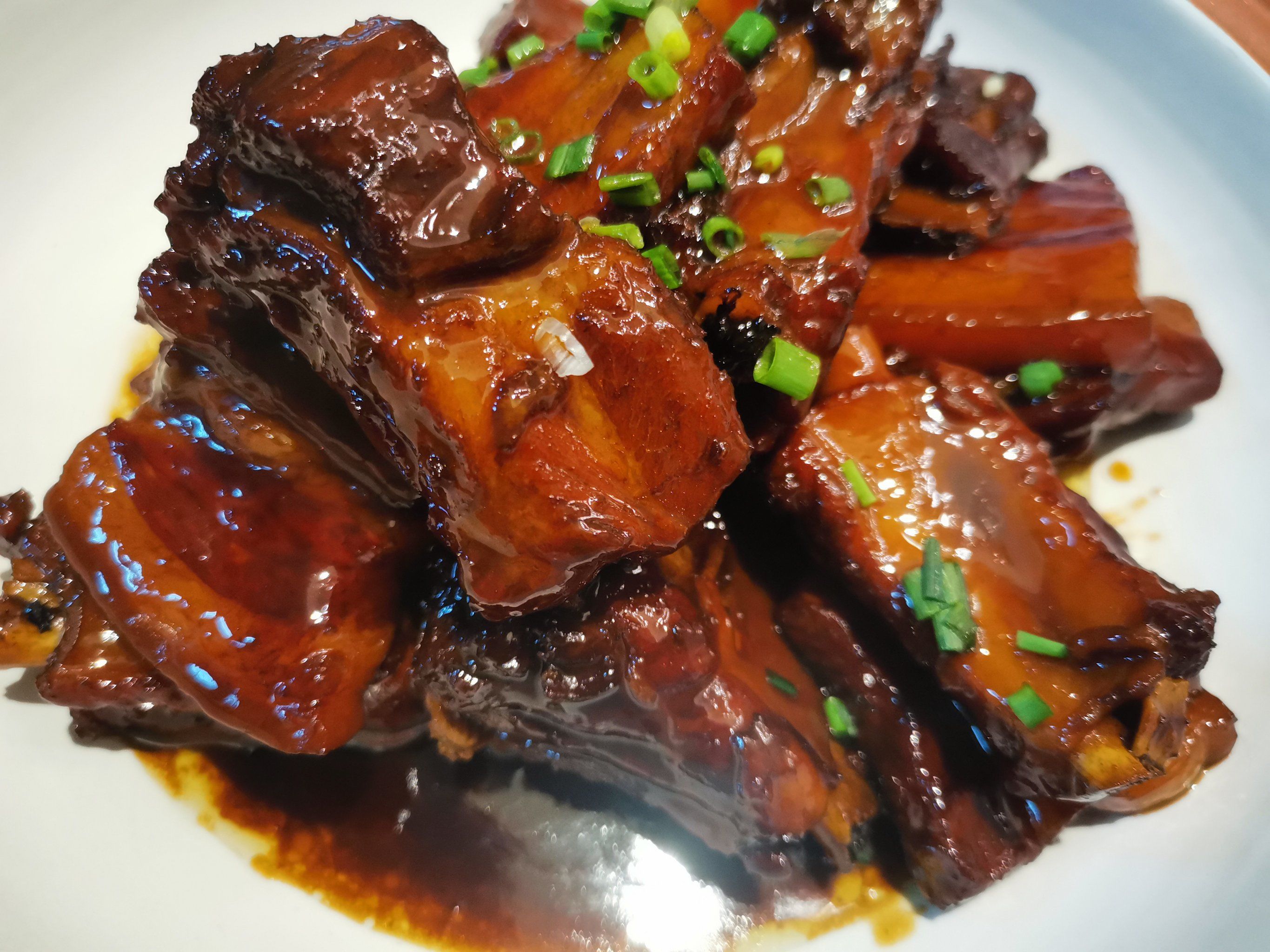 排骨烧肉,堪称肉食界的经典组合,宛如一场
