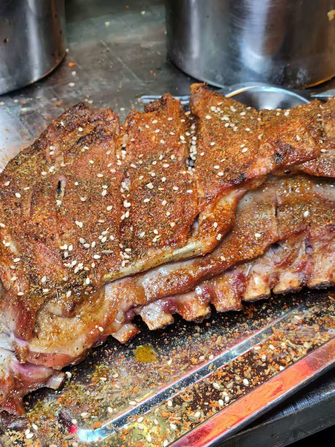 这家店的烤羊排真是让人赞不绝口!