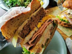 双蛋指椒牛肉汉堡-魏斯理汉堡(西安沣东吾悦店)