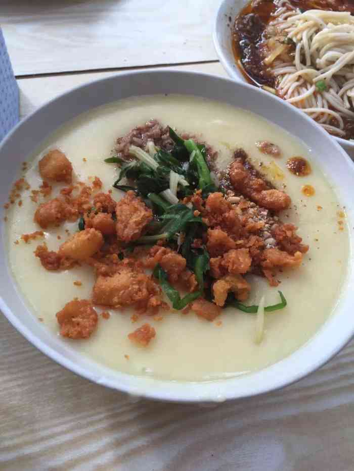 花生汤米线很香 大桌上有各种调料小菜任意加早上花个9块钱热腾腾吃上