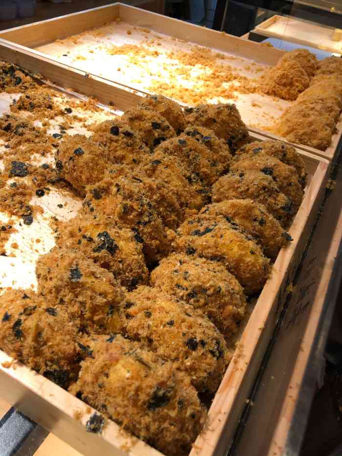 嘉诚糕点(喷水池店)-"买了半斤的泡芙还有三种肉松小贝的口味,肉.