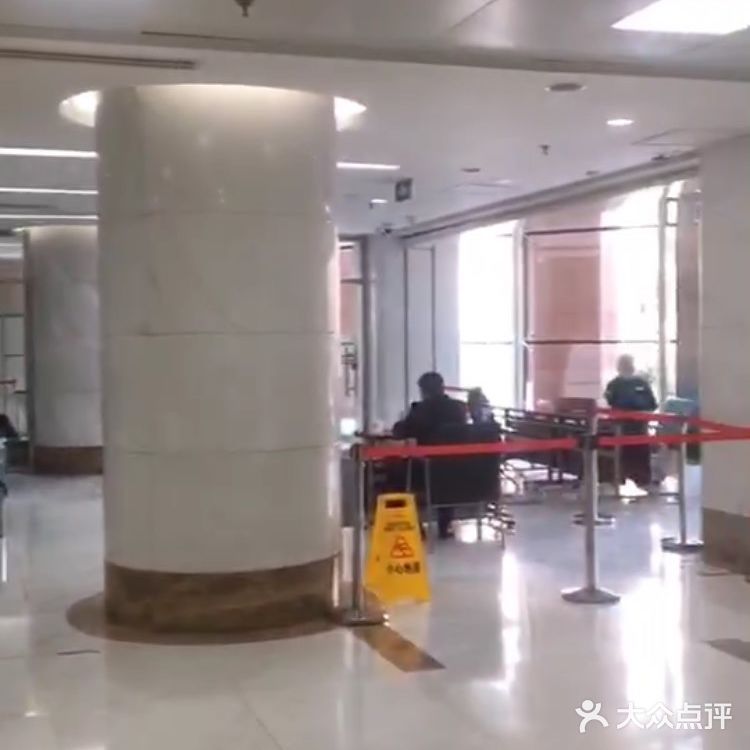 进了医院大门后，门口的保安先给测量了一次体温