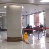 进了医院大门后,门口的保安先给测量了一次体温