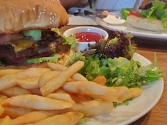 经典牛肉汉堡-ZEMOCAFE·FUSION FOOD(西交利物浦店)