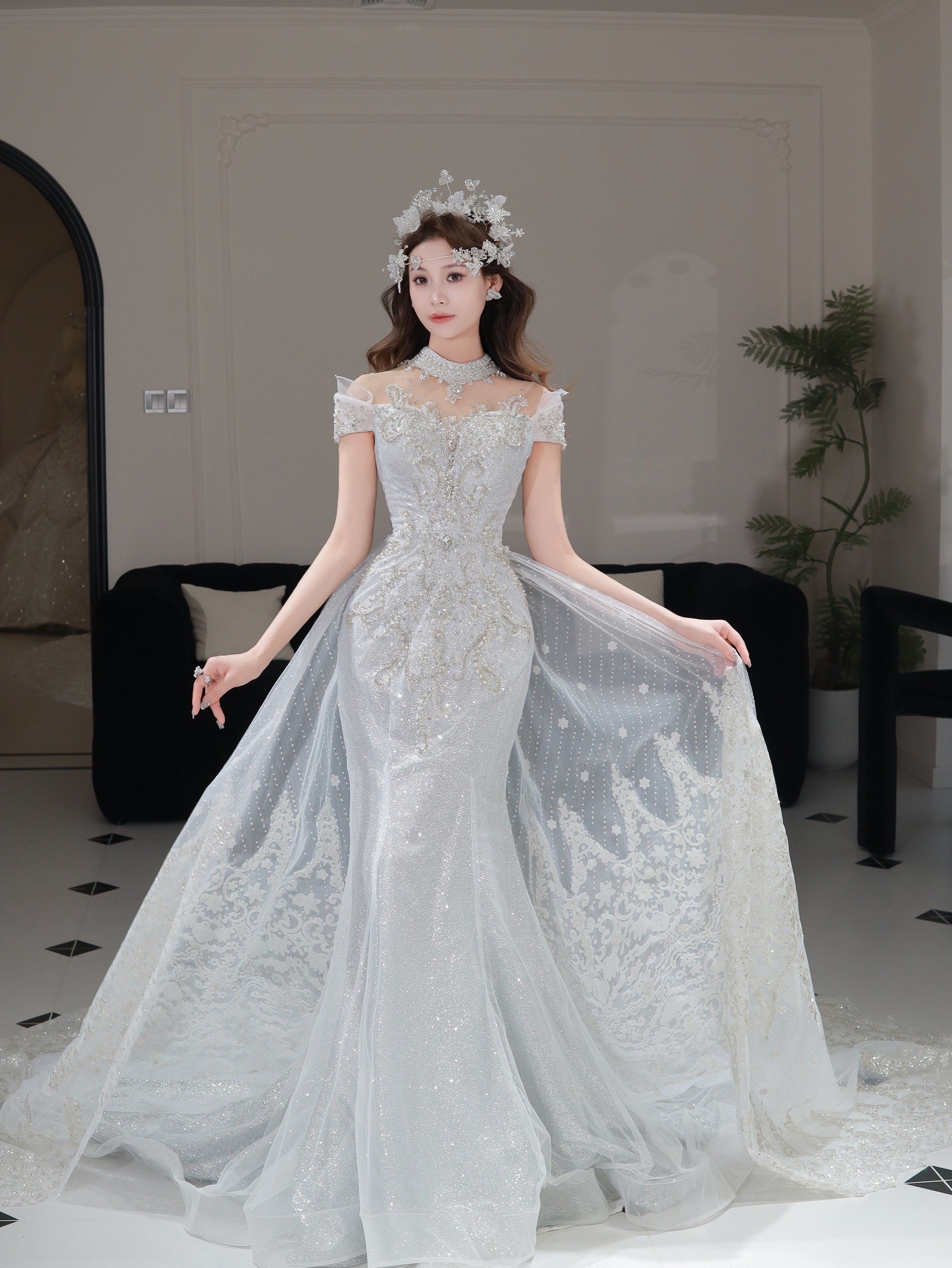 关键是有超多好看的婚纱哎… 她们家礼服师都是二对一服务