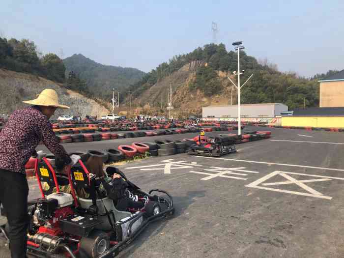 杭州小六石欢乐园-"最近抖音很火的富阳小六石乐园据说耗资3.