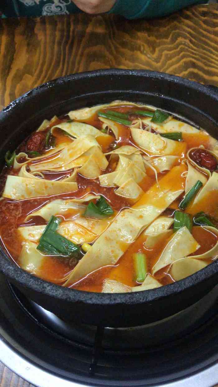 习水豆腐皮火锅(镇宁店)-"白天去的黄果树看瀑布,晚上到的宾馆大众了.