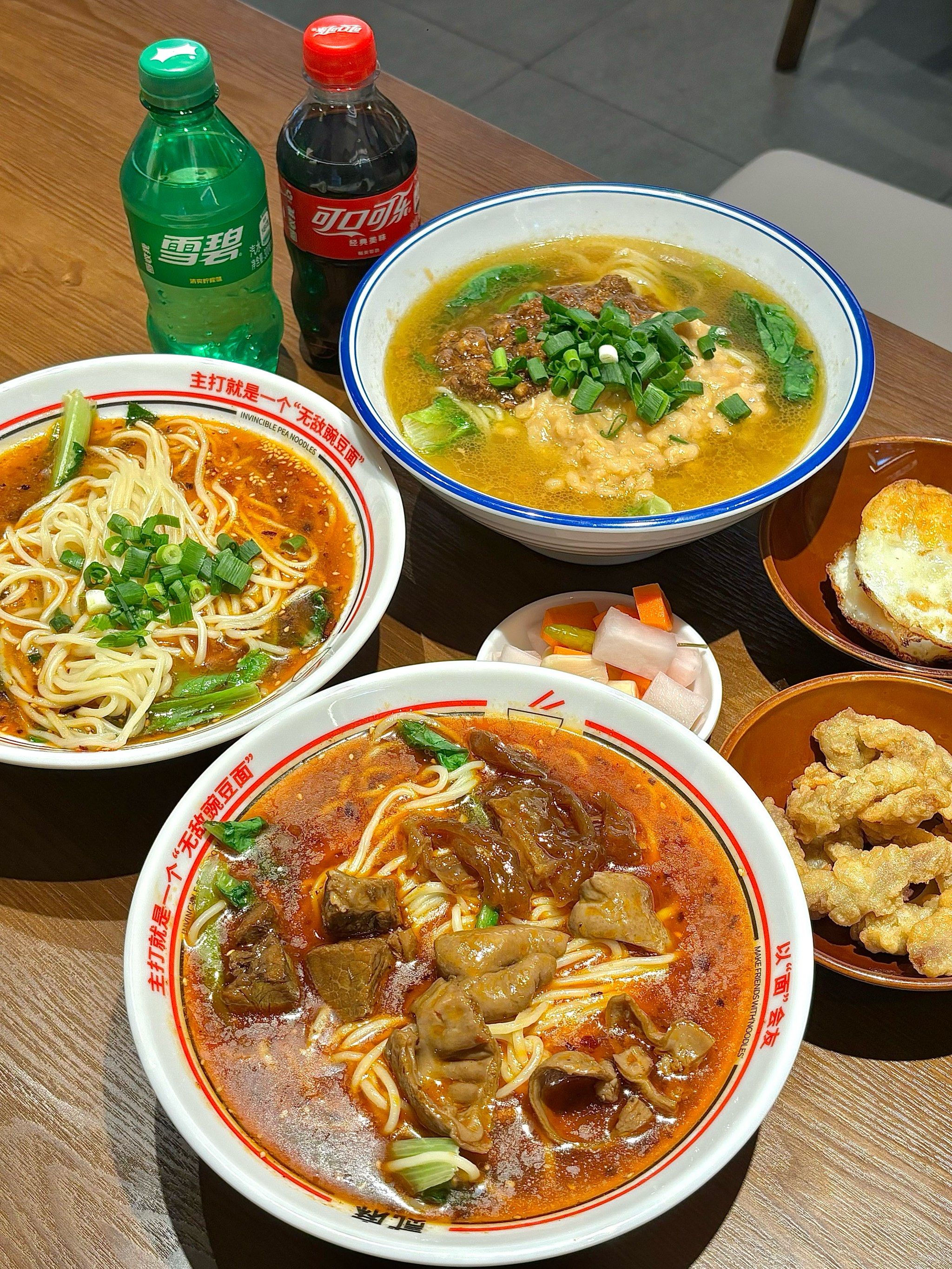 n豌豆面🍜这家属于比较正宗的做法了
碗底先调味,煮好小面油麦菜