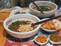 招牌红烧牛肉米粉-呷佬·长沙手工米粉(金沙江路店)