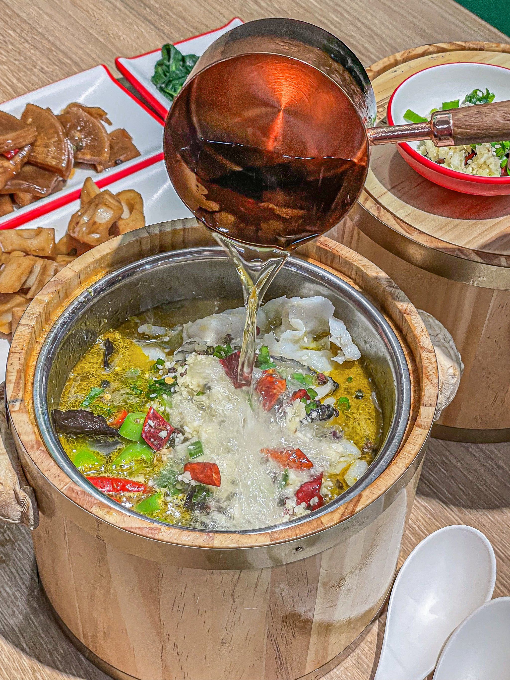 济南的朋友们,答应我一定要去吃这木桶鱼