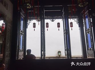 “庭院深深深几许？杨柳堆烟，帘幕无重数
