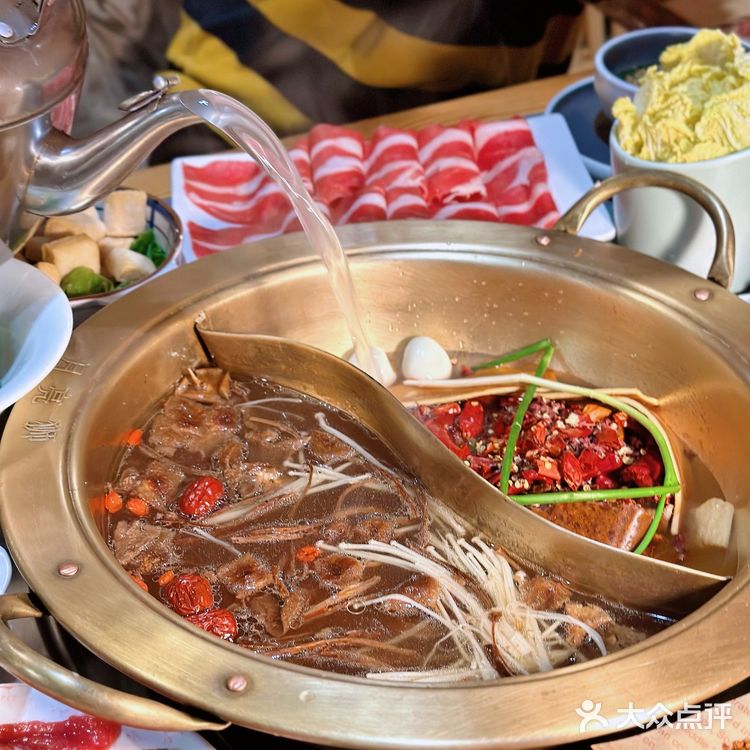 藏在居民区里的重庆火锅店，蒜里甜牛肉串爱了‼️