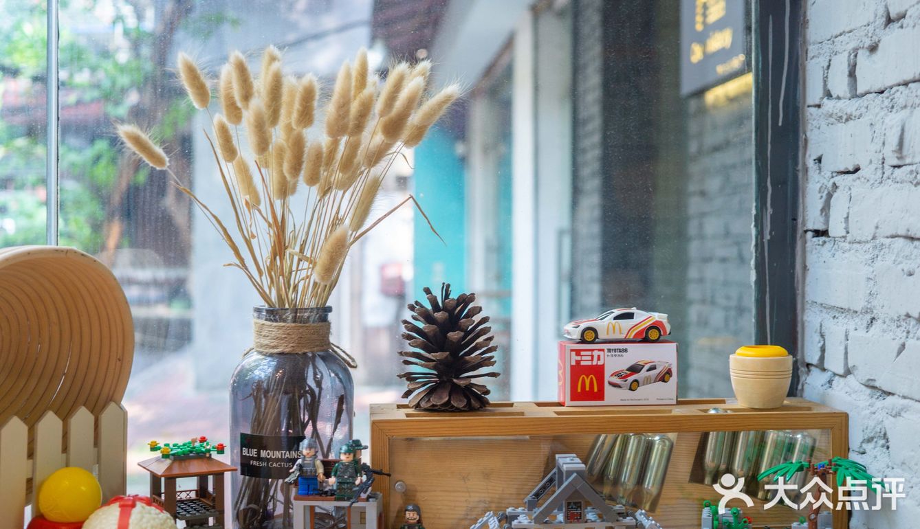 这家店很抢眼～太热的天气找家小店发呆也是很舒服