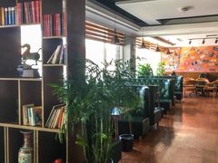 大堂-海派美食·家宴海鲜青岛菜·石锅鲽鱼头(东方城店)