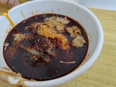 鸡蛋和松花蛋在凉粉下面-清真·宏顺祥卤汁凉粉(大皮院店)