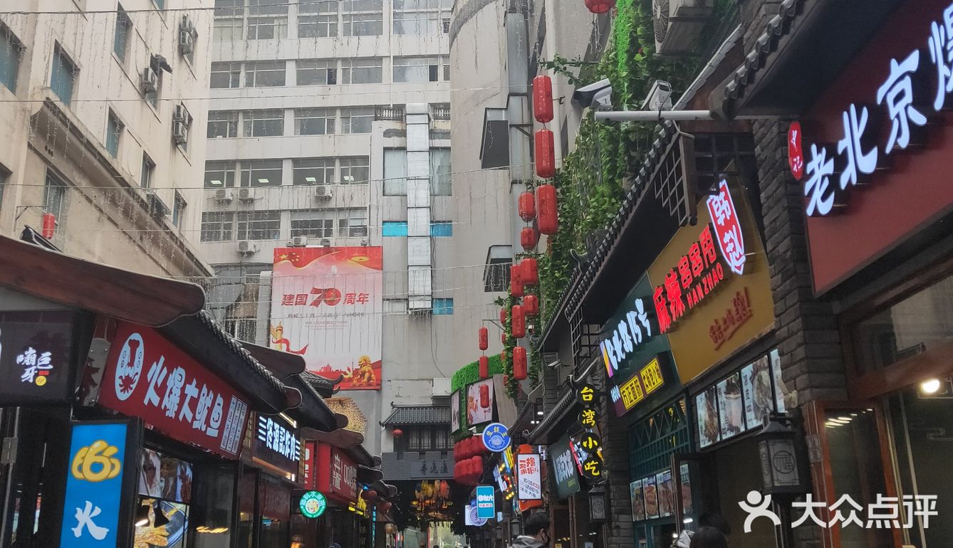 新开的去的时候赶上下雨，所以人不多，室外街很干净