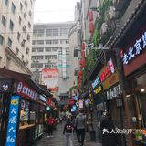 新开的去的时候赶上下雨，所以人不多，室外街很干净