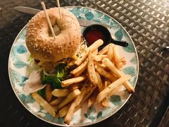 牛油果軟殼蟹漢堡配薯條-layback cafe & bar