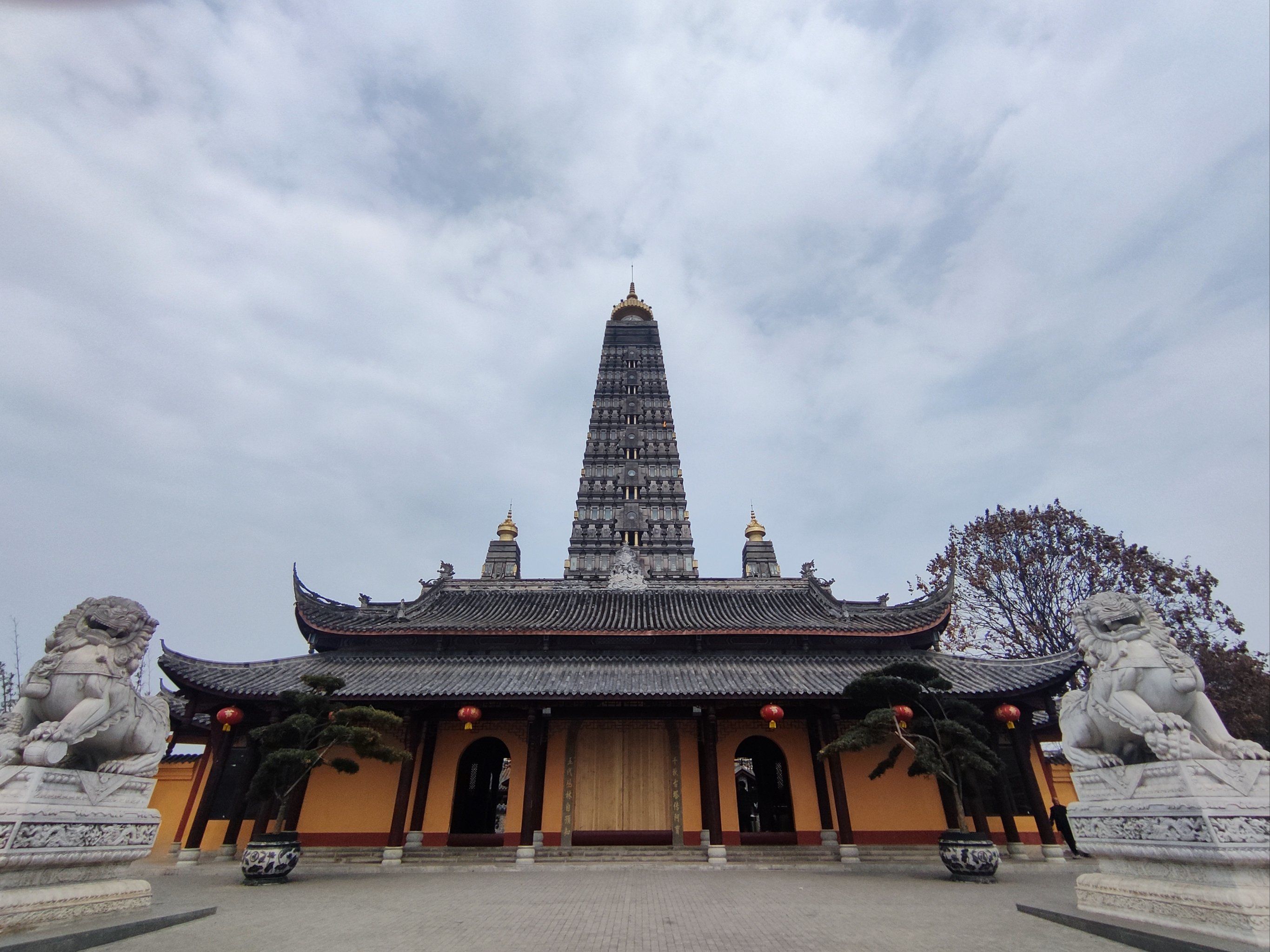 彭州龙兴寺一座带有印度佛教特色的藏传佛教寺院,里面五佛塔频有特色