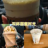是一个崭新的甄选店，店内干净整洁，统一的星巴克培训