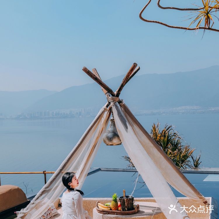 悬崖海景尽收眼底,大理浪漫约会餐厅