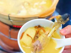 招牌花胶鸡金汤锅底-港迹·鲜围煮海鲜火锅(湖州时代广场店)