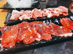 手切羊-果松木炭酸菜铜火锅·外婆参鸡汤