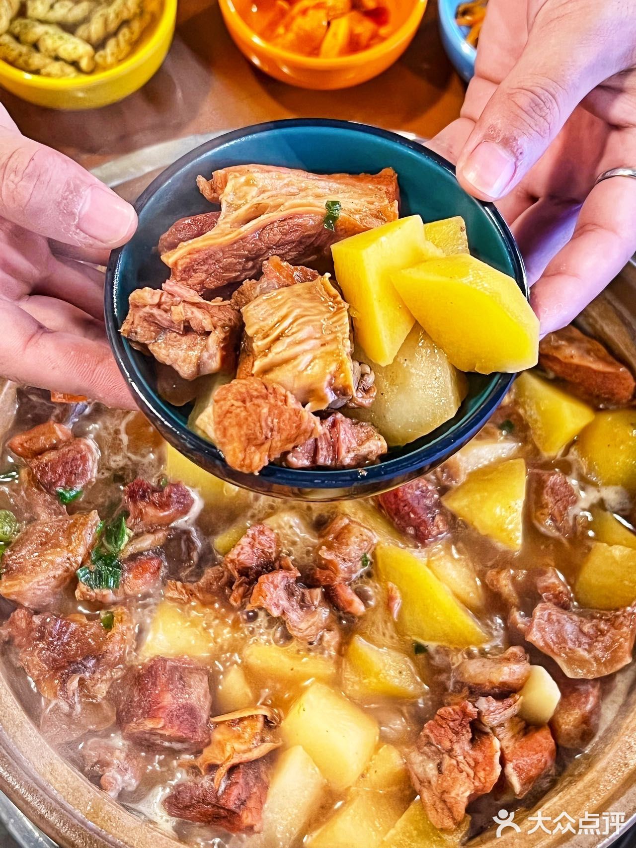 近期想推荐的卖肉店，炭火牛腩煲真的好吃![强]