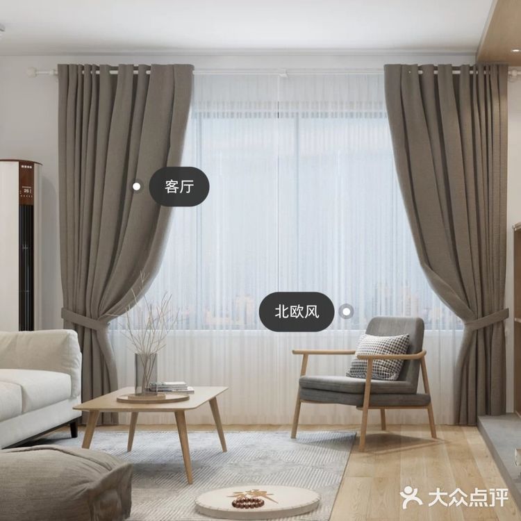 餐厅使用原木桌椅来迎合日式风格