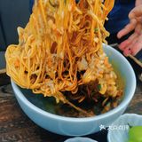 南京东路逛断腿，一碗蟹黄面续命