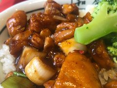 宫保鸡丁拼秘汁鸡排盖饭-和合谷(德外店)