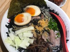 博多黑芝麻炸蒜豚骨拉面-博多豚屋拉面