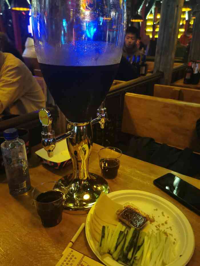 helens海伦司小酒馆(重庆九街店)-"[服务铃]服务:服务的小哥哥都挺帅