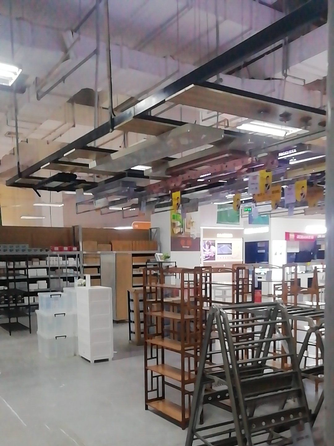 莘庄店百安居是一家大型的建材家居连锁卖场