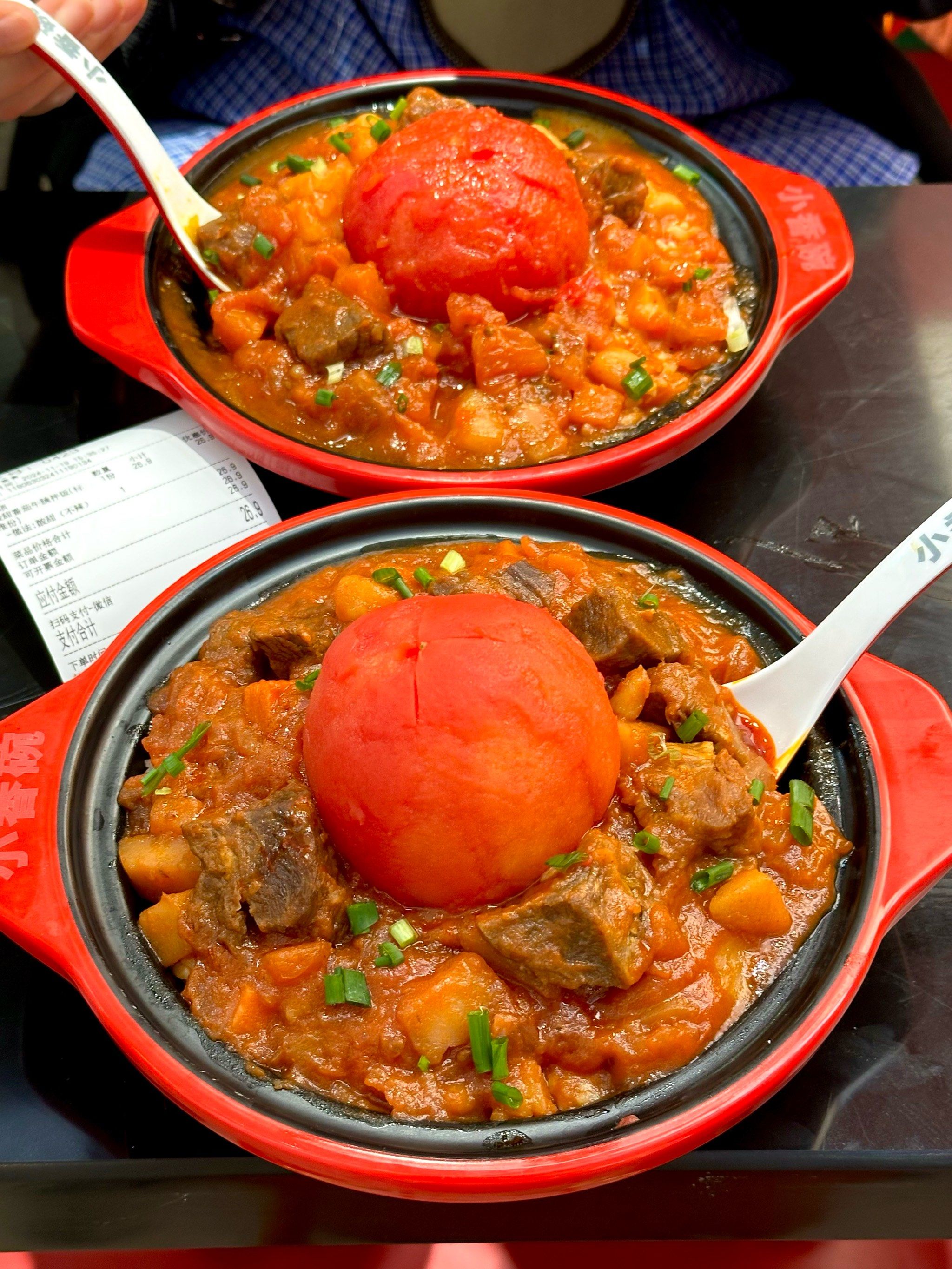 谁能拒绝这碗热乎乎的番茄牛腩饭🥹!在网