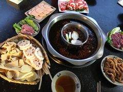 -茅草房·河畔园林火锅