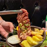 卧卧卧…吃个烤肉竟然烧起来了