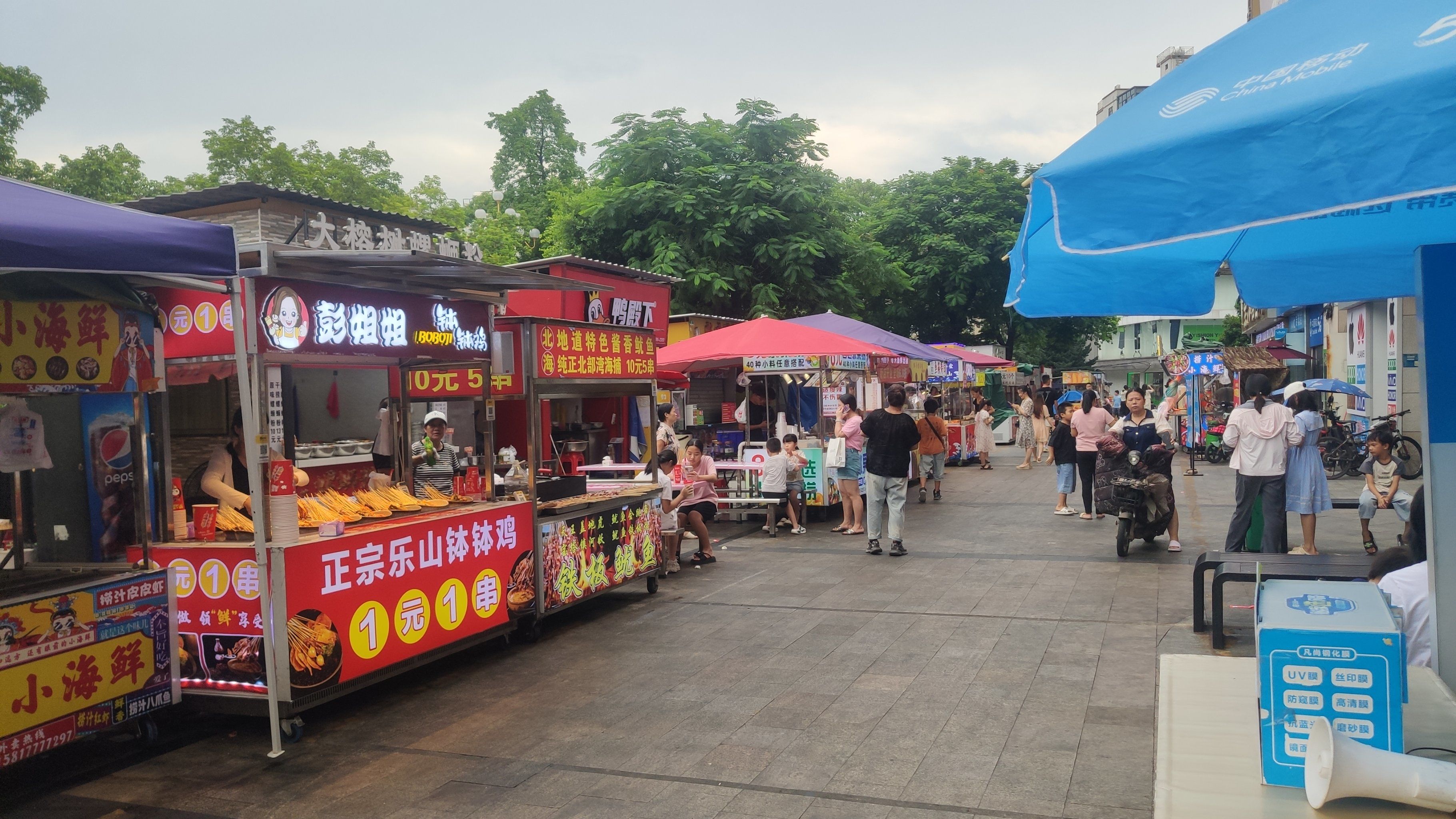 夜市小吃步行街#吃货的世界唯有美食不可辜负#在路边摊感受人间烟 