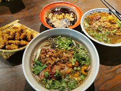 -爆炸头阿姨小四川正宗川味小吃(无任何分店)
