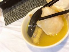 浓厚原只鸡煲花胶汤-鲜入围煮花胶鸡海鲜火锅