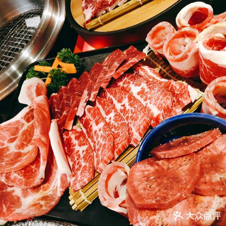 大口吃肉！干干干！ 就来瞳瞳瞳[加油]