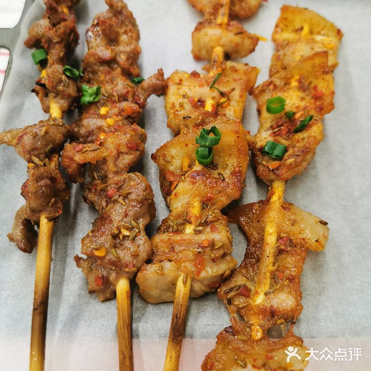 位置是在伍家岭北君悦香邸的外街，里面外面都有座椅