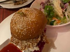鸡排汉堡配香脆薯条-WOLFGANG PUCK KITCHEN & BAR(迪士尼小镇店)