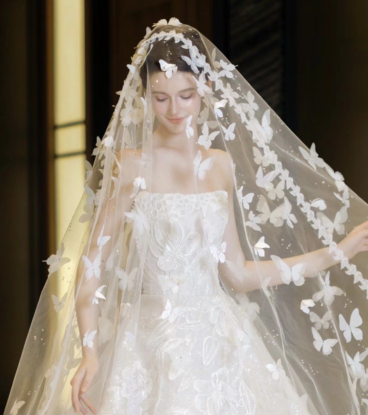 清透长拖尾头纱 搭配纯白的蕾丝婚纱