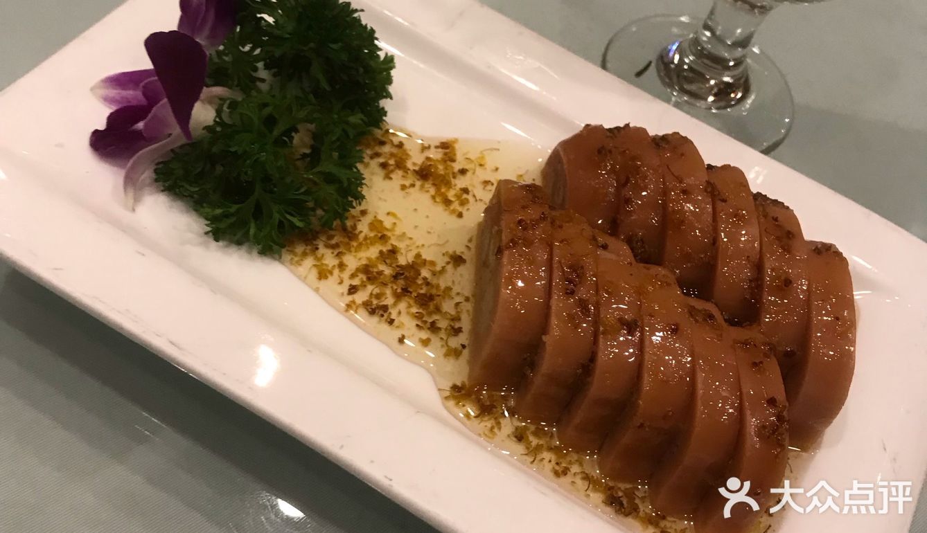 菜品价格合适 有包间 环境很好 菜单也有英文